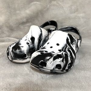 Kid's Classic Crocs | Black & White Tie Dye / Marbled | Size 12